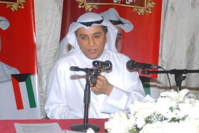 مرشح الدائرة الثالثة علي الشمالي متحدثا الى الناخبات