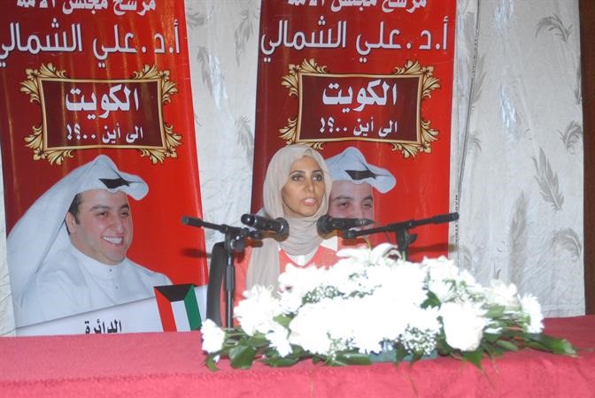 عريفة الحفل تقدم الندوة