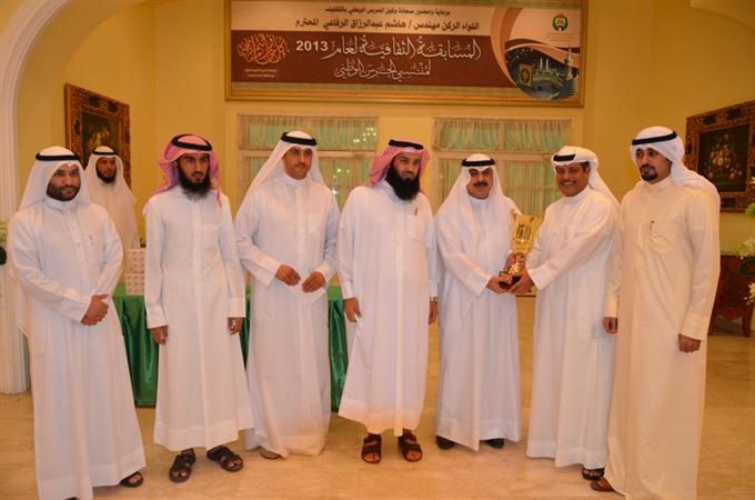 اللواء ركن م هاشم الرفاعي يسلم الكاس للفائزين