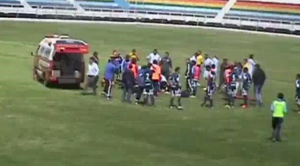 بالفيديو.. لاعب بيروفي يموت بمباراة في الدوري