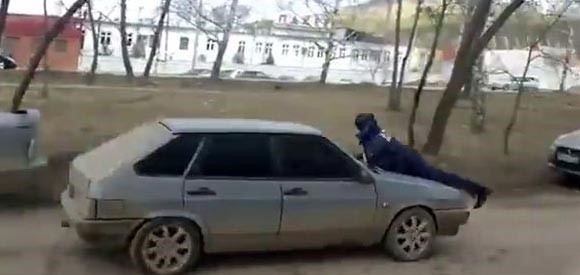 بالفيديو.. الشرطة الروسية تطارد هارباً وزميله يجلس على غطاء محرك السيارة!