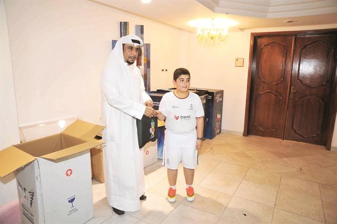 مدير عام البطولة خالد حبيب يقدم لاحد الاطفال جائزته
