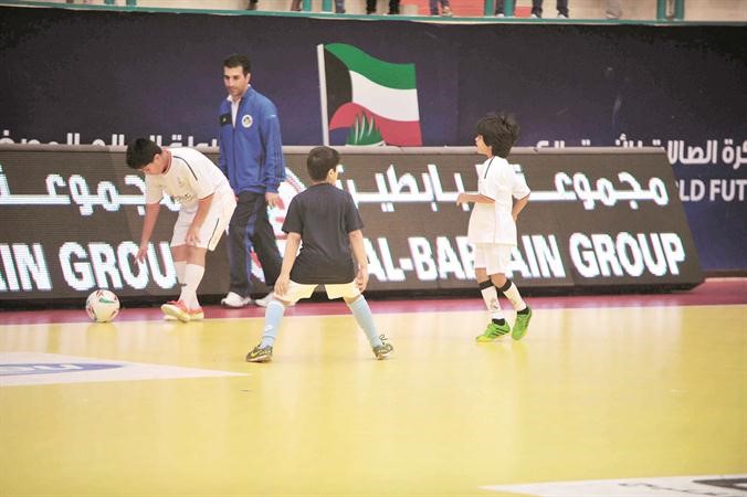 جانب من المباراة الاستعراضية بين فرق الاكاديميات
