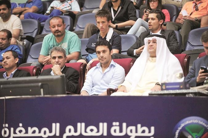 الشيخ طلال المحمد وبجانبه عميد لاعبي العالم احمد حسن