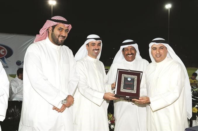 علي الراشد يقدم درعا تذكارية لوائل المطوع بحضور الشيخ فهد خالد الفهد