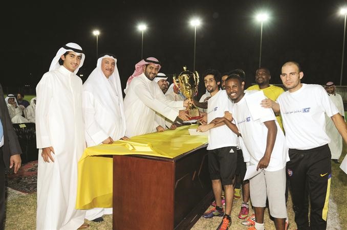 الشيخ فهد خالد الفهد يقدم كاس البطولة الى كابتن فريق البلوز