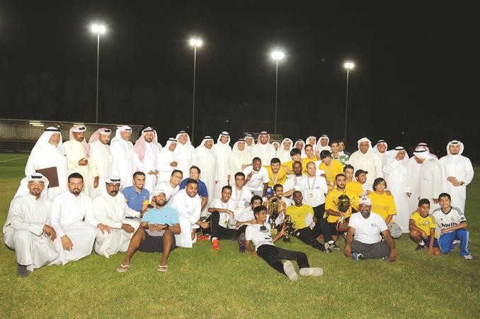 كبار الحضور مع لاعبي الفريق البطل ووصيفه قاسم باشا