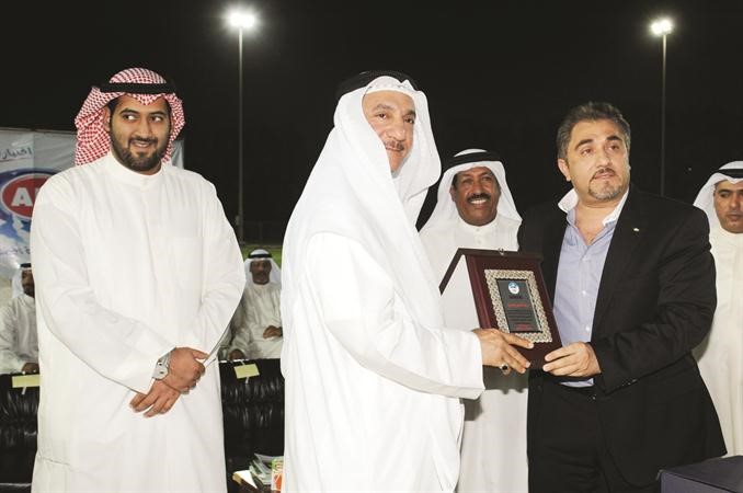 عدنان المطوع مكرما رائد ترجمان