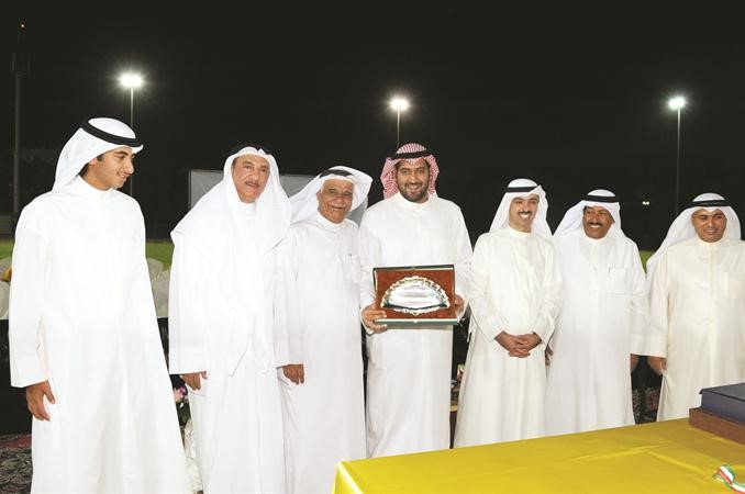 تبادل الدروع التذكارية بين كبار الحضور