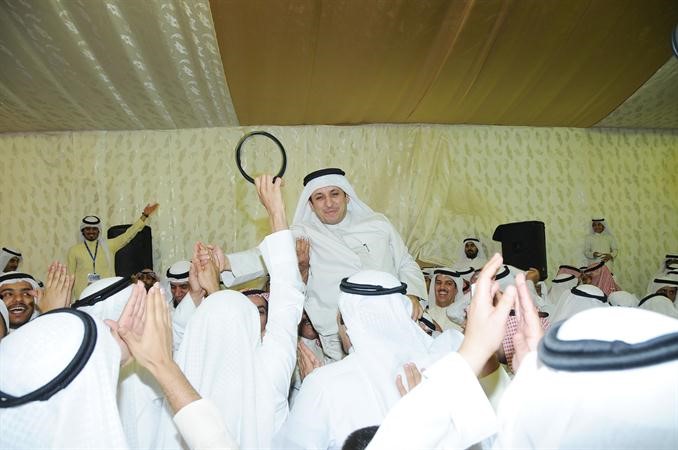 الحسيني على الاكتاف بعد القاء كلمته
﻿