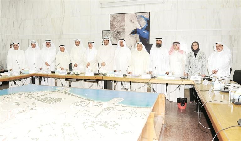 الشيخ محمد العبدالله متوسطا اعضاء اللجنة المكلفة بالقيام باختصاصات المجلس البلدي فريال حماد