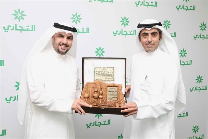 اهداء درع تكريمية لراشد الملحم المدير الاقليمي بقطاع الخدمات المصرفية للافراد 