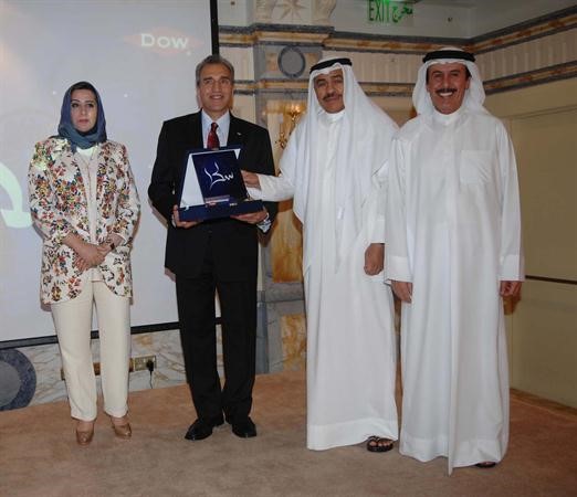 فيصل الحجي يسلم تكريم رحلة الامل