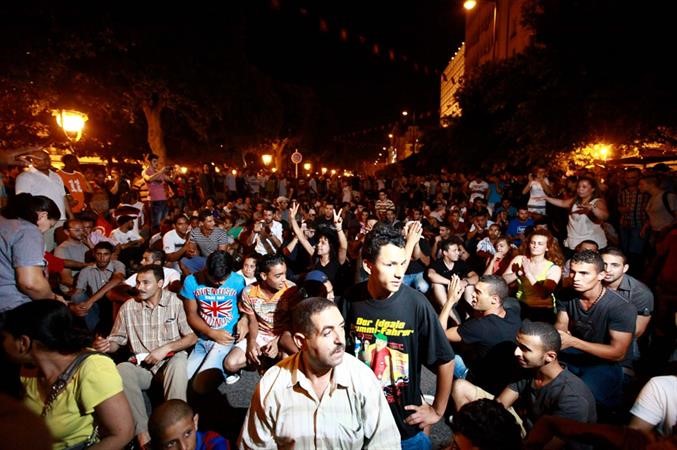 تونسيون يتظاهرونفي العاصمة احتجاجا على اغتيال البراهمي رويترز 