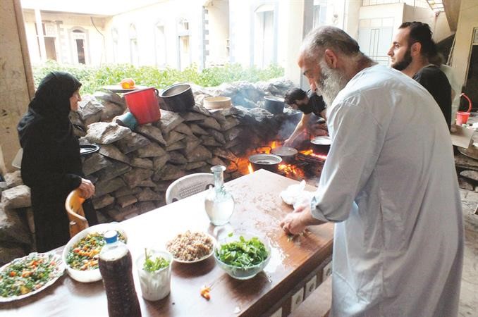 مدنيون في حمص يحضرون افطارا لمقاتلي الجيش الحر رويترز 