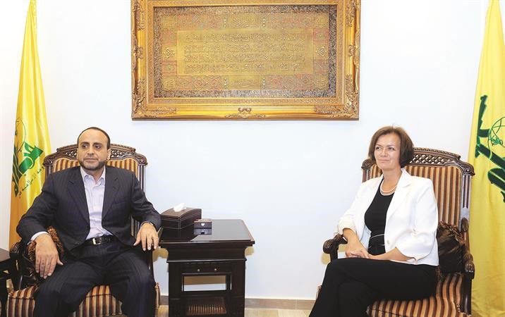 مسؤول العلاقات الدولية في حزب الله عمار الموسوي مستقبلا رئيسة بعثة الاتحاد الاوروبي في لبنان انجيلينا ايخهورست محمود الطويل