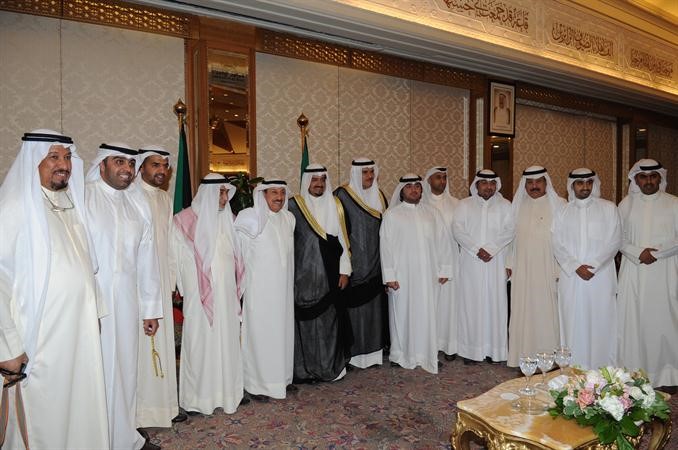 الشيخ سلمان الحمود والشيخ احمد العبدالله وعدد من الحضور قاسم باشا 