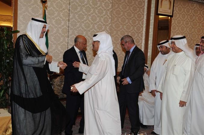 الزميلان عدنان الراشد وبدر الحماد يقدمان التهاني للشيخ سلمان الحمود