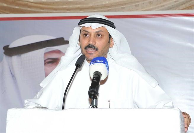 عريف الندوة متحدثا 