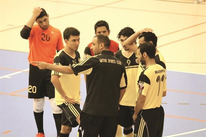المدرب حمد العثمان يوجه لاعبي فريق كرة الصالات بنادي قطر القطري