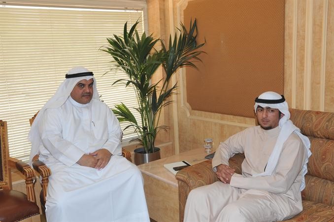 سعود صاهود متحدثا للزميل سلطان العبدان