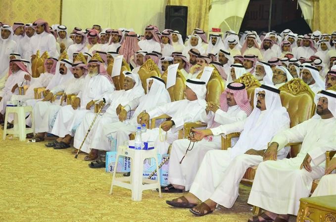 الوزير الاسبق فلاح الهاجري متقدما الحضور
