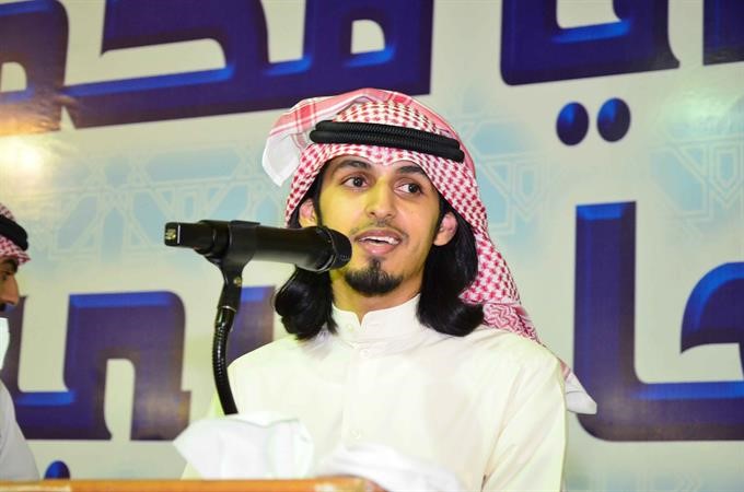 واخر يلقي الشعر
