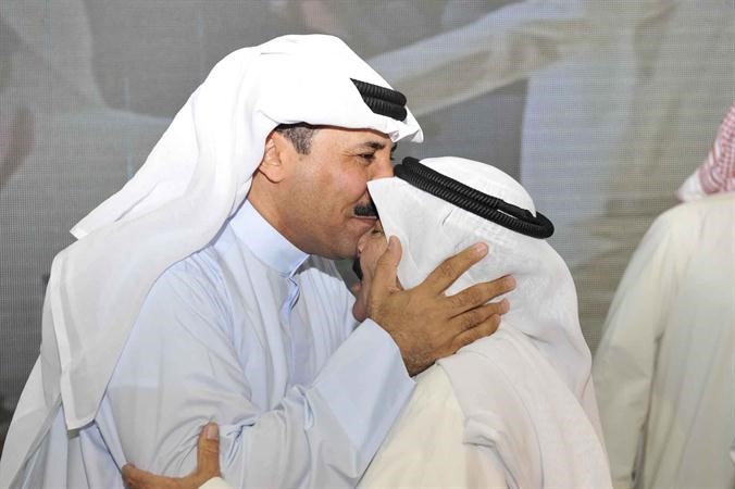 سعد الخنفور مقبلا راس احد كبار السن
﻿