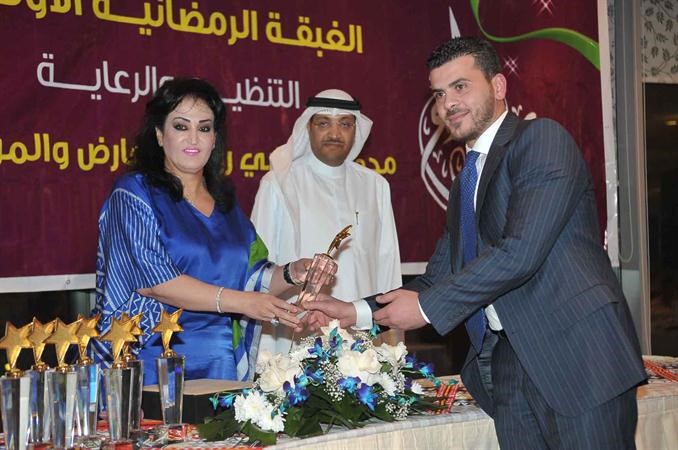 الشيخة امل الحمود تكرم احد الحضور﻿