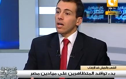 بالفيديو.. موقف محرج لـ مذيع مصري بعد فرحه عند مشاهدة مسيرة حاشدة ثم تبين أنها مؤيدة لـ مرسي