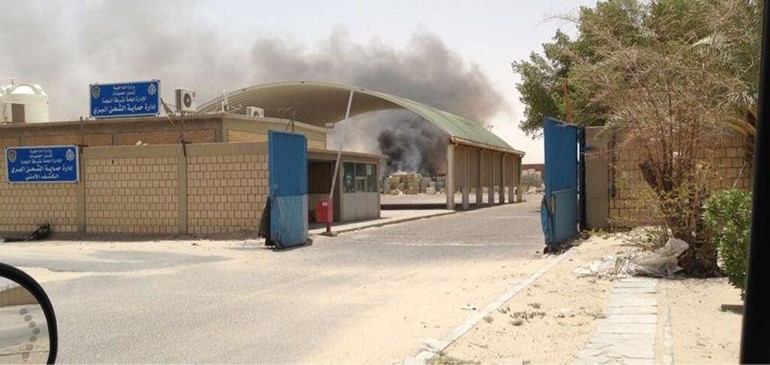الحريق خلف سحبا دخانية
