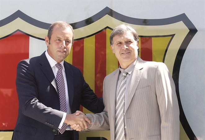 مدرب برشلونة الجديد الارجنتيني خيراردو مارتينو مع رئيس النادي ساندرو روسيل رويترز
