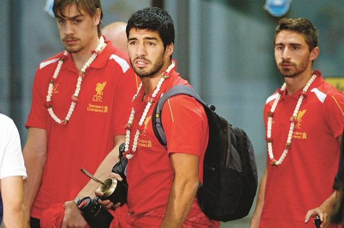 نجم ليفربول سواريز لحظة وصوله مطار بانكوك مع باقي لاعبي الفريق افپ
