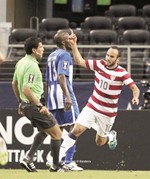 الاميركي دونوفان قاد منتخب بلاده لنهائي الكاس الذهبية رويترز