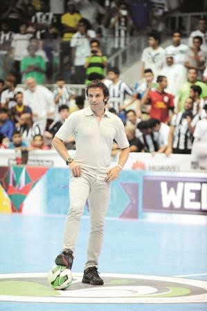 دل بييرو يداعب الكرة
