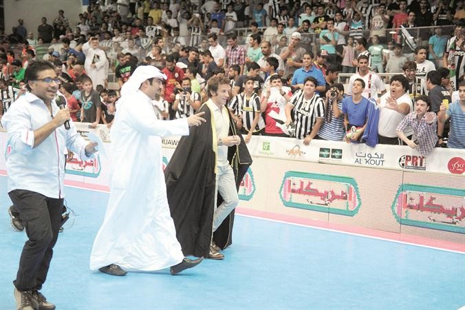 ضيف الدورة يتجول بالبشت