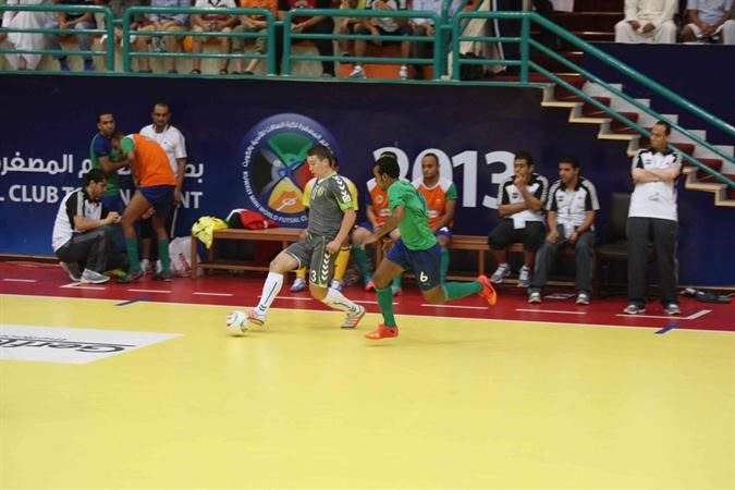 صراع على الكرة بين لاعب كاردينال الاوكراني ولاعب المقاصة