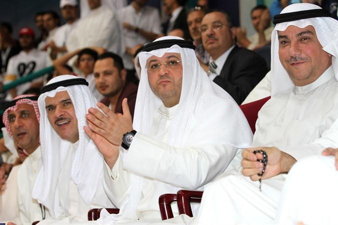 الشيخ طلال المحمد والشيخ سلمان الحمود وفيصل الجزاف يتابعون المباراة