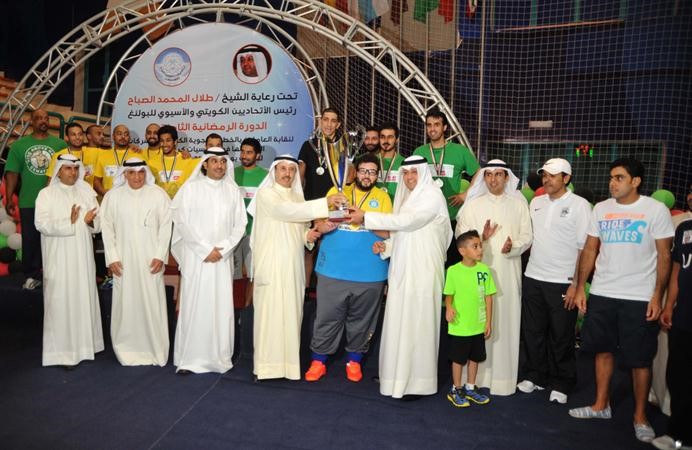 الشيخ طلال المحمد وسامي النصف يتوجان الفريق الفائز باللقب 