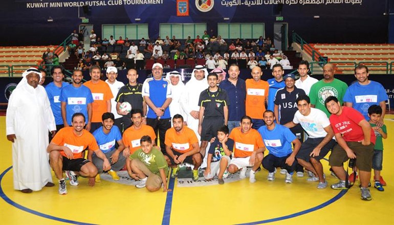 نجوم فريق المغردين والمنتخب الوطني في صورة جماعية