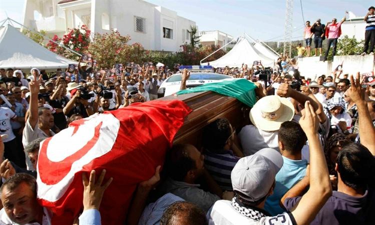 جانب من تشييع الاف التونسيين للمعارض البراهمي امس رويترز