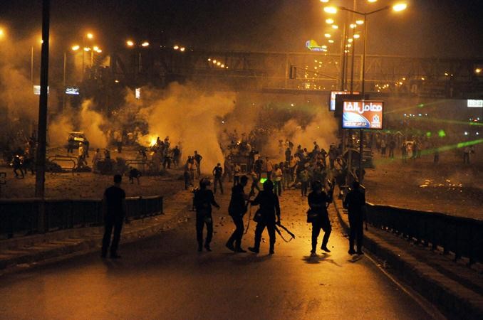 مؤيدون للرئيس المصري المعزول محمد مرسي يشتبكون مع قوات الامن في مطلع كوبري 6 اكتوبر في مدينة نصر امس الاول افپ