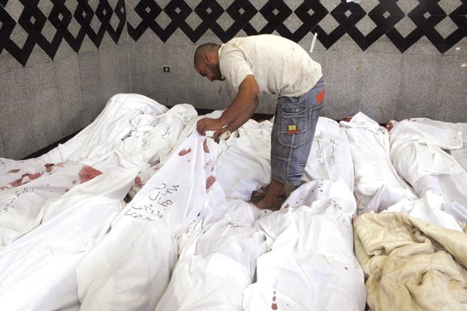 جثث قتلى حادث المنصة في المستشفى الميداني في رابعة العدوية رويترز