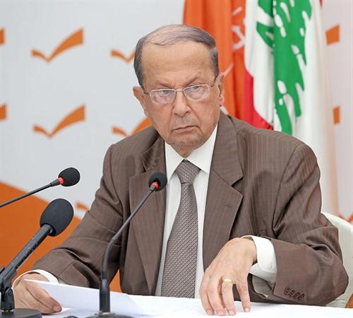 العماد ميشال عون متحدثا في مؤتمر صحافي لرفض التمديد لقائد الجيش محمود الطويل