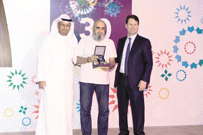 تكريم اسامة ابوسيدو اقدم موظف﻿