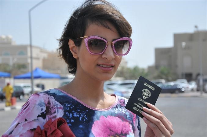 ناخبة ترفع جنسيتها