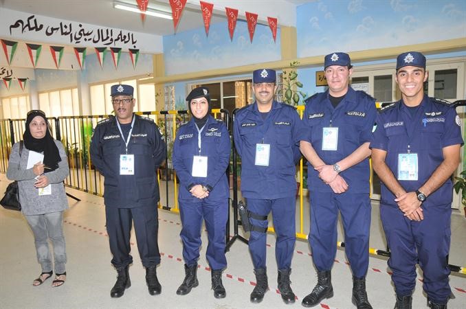افراد الداخلية يقومون بدورهم وتبدو الزميلة بشرى شعبان
