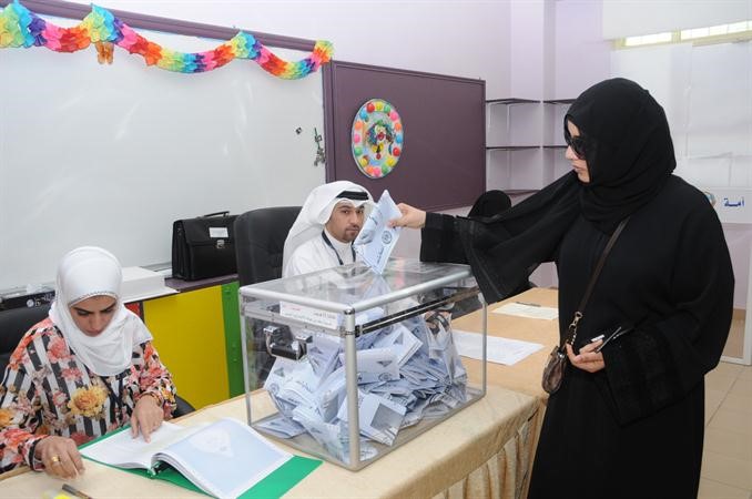 ناخبة تدلي بصوتها