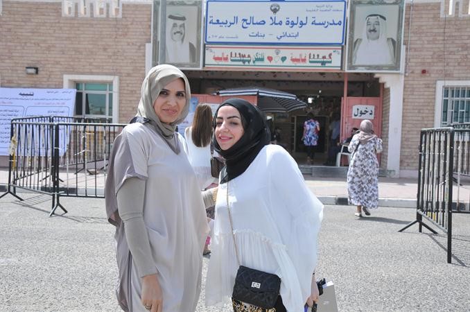 ناخبتان في الطريق للادلاء بصوتيهما