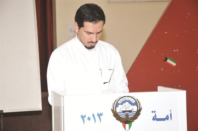 احد ابناء الدائرة الثالثة يدلي بصوته
